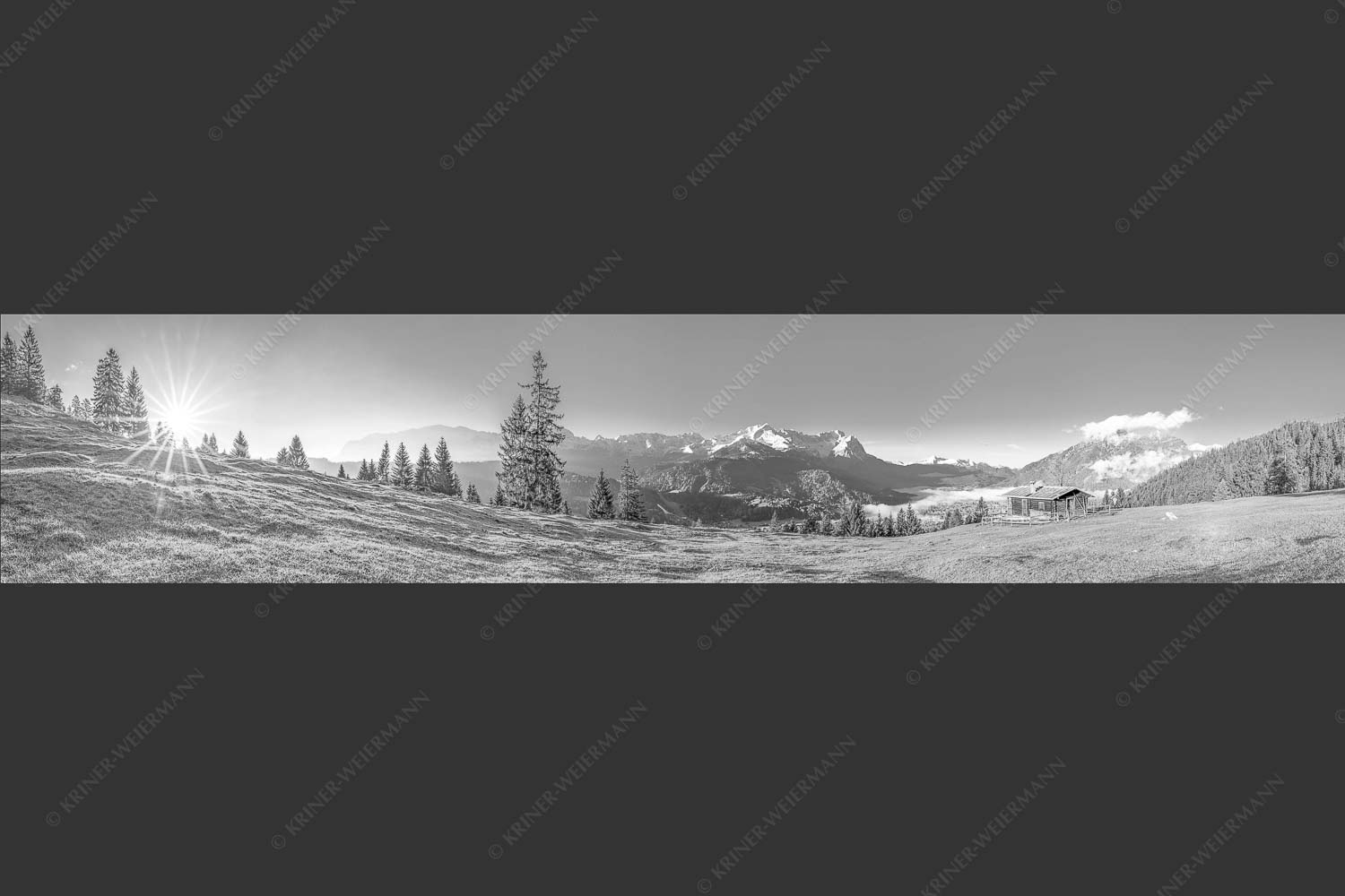 Sonnenaufgang an der Eckenhütte mit Blick zum Zugspitzmassiv - Ein Morgen an der Eckenhütte 5:1 sw -- Garmisch-Partenkirchen mit Zugspitze und Kramer - mehr Infos bei www.Kriner-Weiermann.de