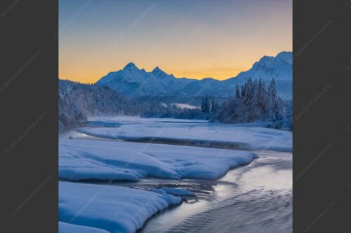Blick über die verschneite Isar zu den Arnspitzen und ins Wettersteingebirge - Eisige Idylle 1:1  -- Isar Winter Arnspitze und Wetterstein - mehr Infos bei www.Kriner-Weiermann.de