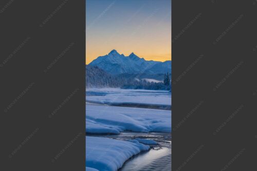 Blick über die verschneite Isar zu den Arnspitzen und ins Wettersteingebirge - Eisige Idylle 1:2  -- Isar Winter Arnspitze und Wetterstein - mehr Infos bei www.Kriner-Weiermann.de