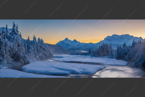Blick über die verschneite Isar zu den Arnspitzen und ins Wettersteingebirge - Eisige Idylle 2,5:1  -- Isar Winter Arnspitze und Wetterstein - mehr Infos bei www.Kriner-Weiermann.de