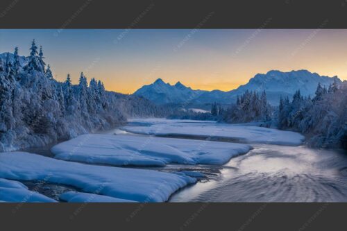 Blick über die verschneite Isar zu den Arnspitzen und ins Wettersteingebirge - Eisige Idylle 2:1  -- Isar Winter Arnspitze und Wetterstein - mehr Infos bei www.Kriner-Weiermann.de