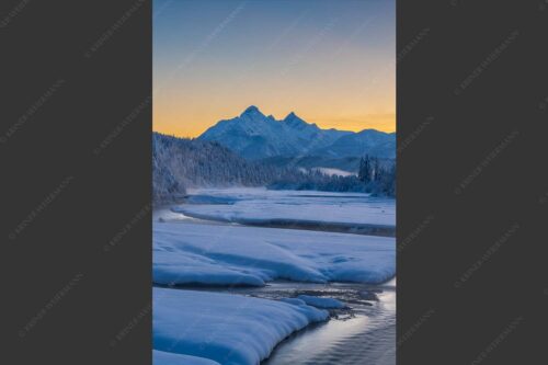Blick über die verschneite Isar zu den Arnspitzen und ins Wettersteingebirge - Eisige Idylle 2:3  -- Isar Winter Arnspitze und Wetterstein - mehr Infos bei www.Kriner-Weiermann.de