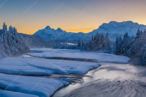 Blick über die verschneite Isar zu den Arnspitzen und ins Wettersteingebirge - Eisige Idylle 3:2  -- Isar Winter Arnspitze und Wetterstein - mehr Infos bei www.Kriner-Weiermann.de