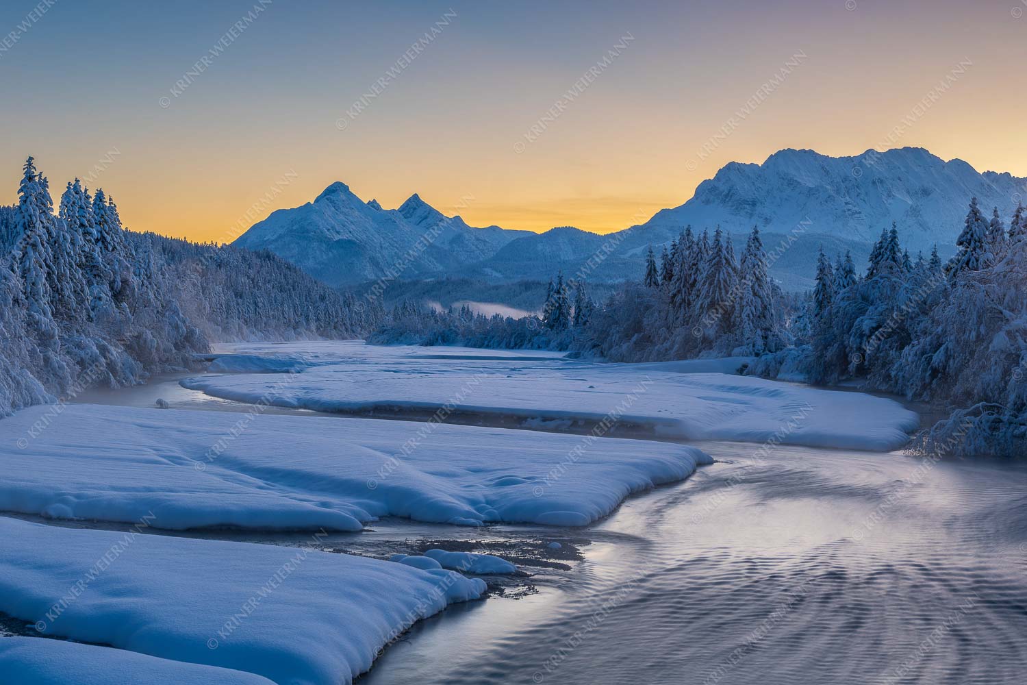 Blick über die verschneite Isar zu den Arnspitzen und ins Wettersteingebirge - Eisige Idylle 3:2 -- Isar Winter Arnspitze und Wetterstein - mehr Infos bei www.Kriner-Weiermann.de