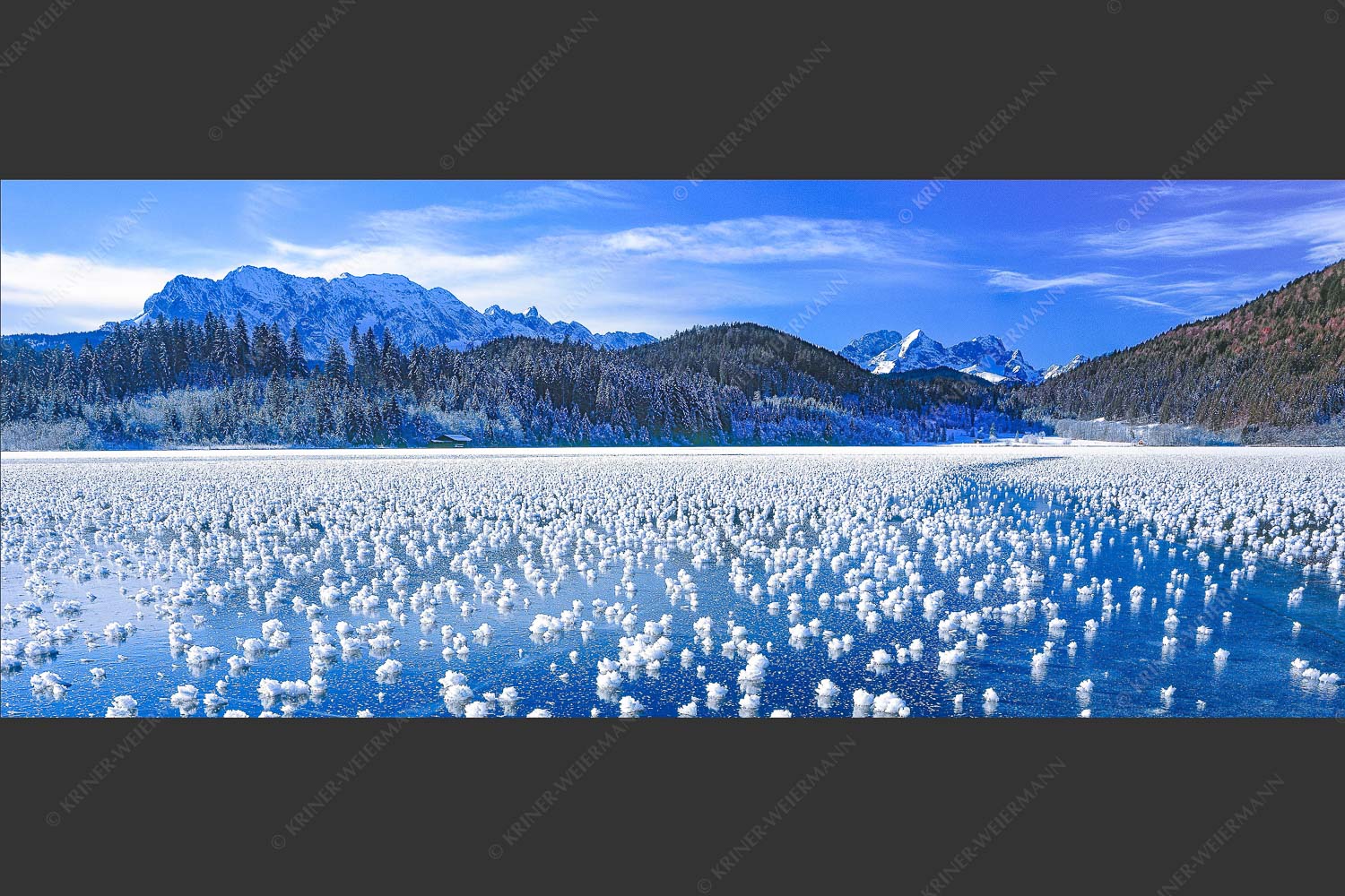 Eisblumen am Barmsee mit Blick zum Wettersteingebirge mit Zugspitzmassiv - Eisrosen 2,5:1 -- Eiskristalle auf Barmsee - mehr Infos bei www.Kriner-Weiermann.de
