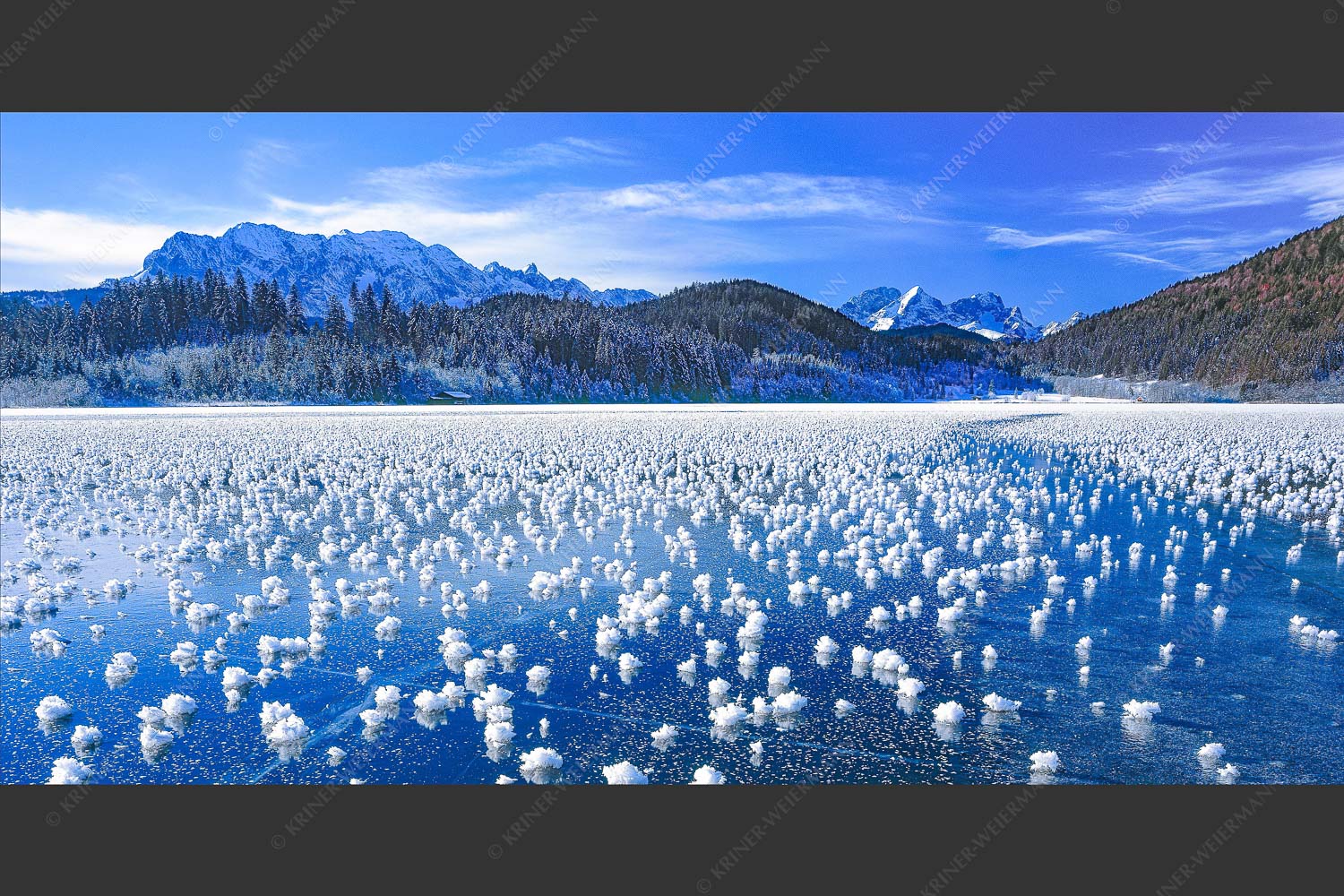 Eisblumen am Barmsee mit Blick zum Wettersteingebirge mit Zugspitzmassiv - Eisrosen 2:1 -- Eiskristalle auf Barmsee - mehr Infos bei www.Kriner-Weiermann.de