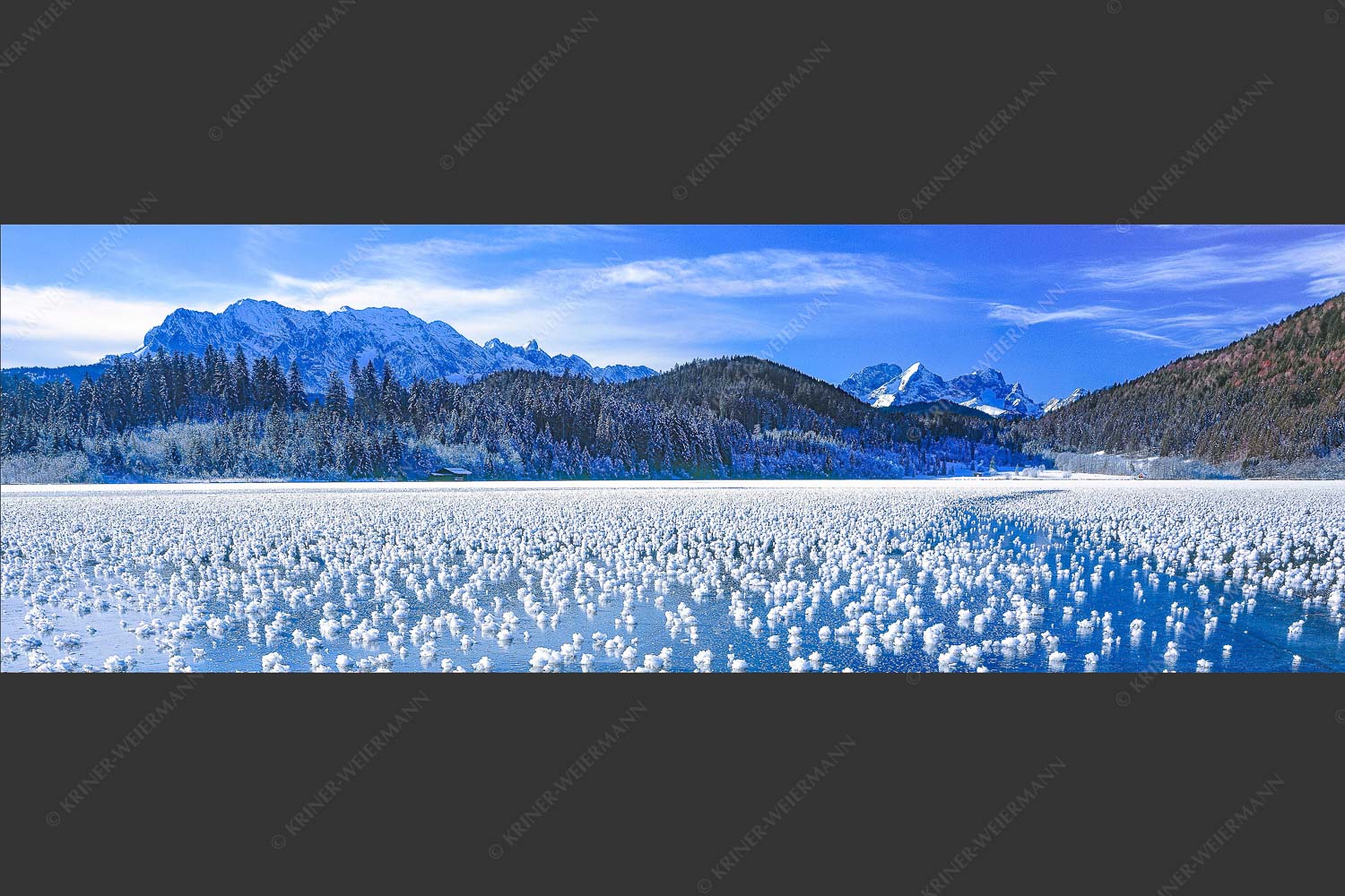 Eisblumen am Barmsee mit Blick zum Wettersteingebirge mit Zugspitzmassiv - Eisrosen 3:1 -- Eiskristalle auf Barmsee - mehr Infos bei www.Kriner-Weiermann.de