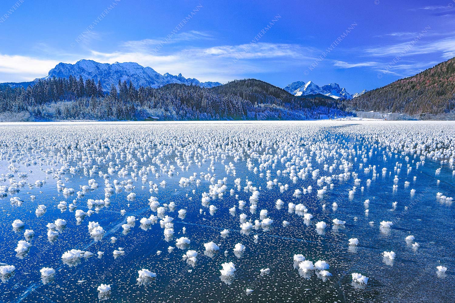 Eisblumen am Barmsee mit Blick zum Wettersteingebirge mit Zugspitzmassiv - Eisrosen 3:2 -- Eiskristalle auf Barmsee - mehr Infos bei www.Kriner-Weiermann.de