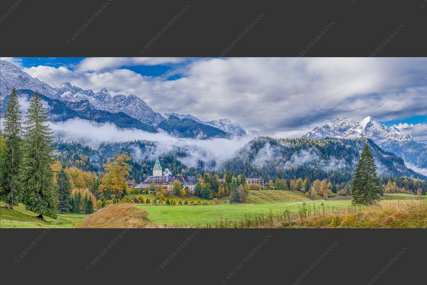 Wie im Märchen liegt das Schloss, umgeben von Wald und unzähligen Gipeln - Elmau 2,5:1  -- Schloss Elmau im Wetterstein - mehr Infos bei www.Kriner-Weiermann.de