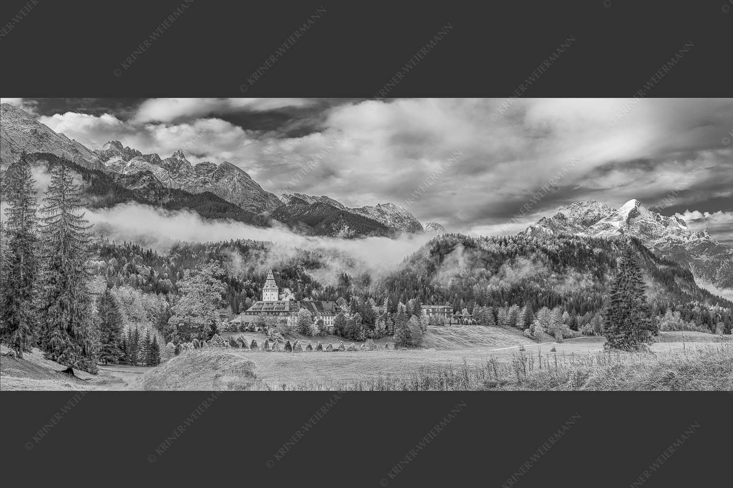 Wie im Märchen liegt das Schloss, umgeben von Wald und unzähligen Gipeln - Elmau 2,5:1 sw -- Schloss Elmau im Wetterstein - mehr Infos bei www.Kriner-Weiermann.de