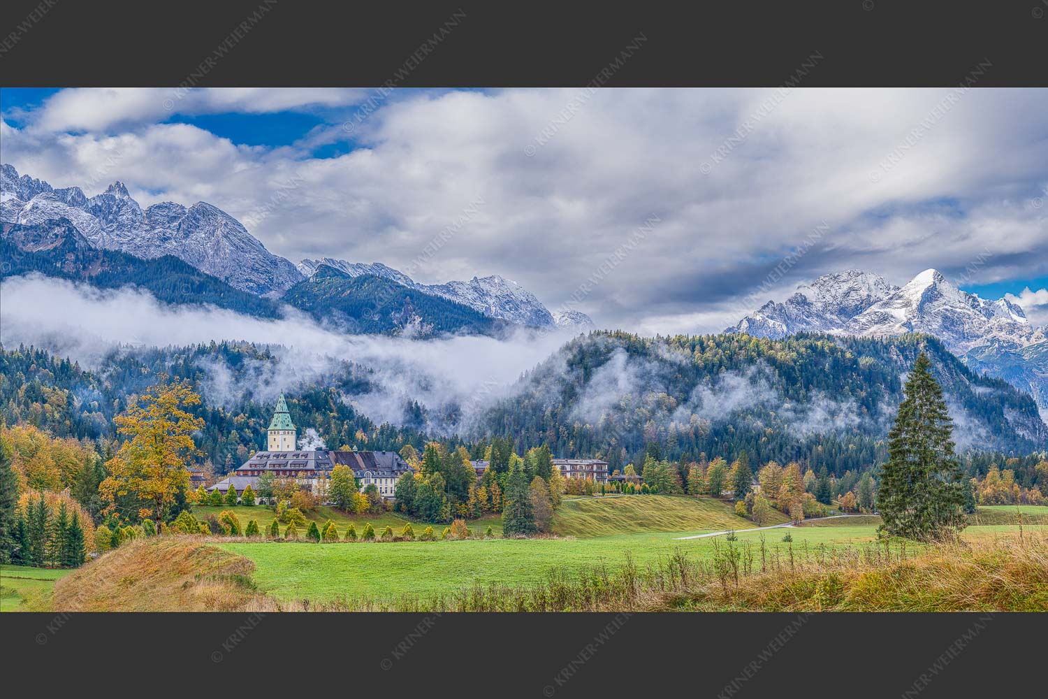 Wie im Märchen liegt das Schloss, umgeben von Wald und unzähligen Gipeln - Elmau 2:1  -- Schloss Elmau im Wetterstein - mehr Infos bei www.Kriner-Weiermann.de