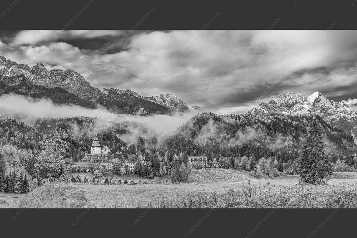 Wie im Märchen liegt das Schloss, umgeben von Wald und unzähligen Gipeln - Elmau 2:1 sw -- Schloss Elmau im Wetterstein - mehr Infos bei www.Kriner-Weiermann.de