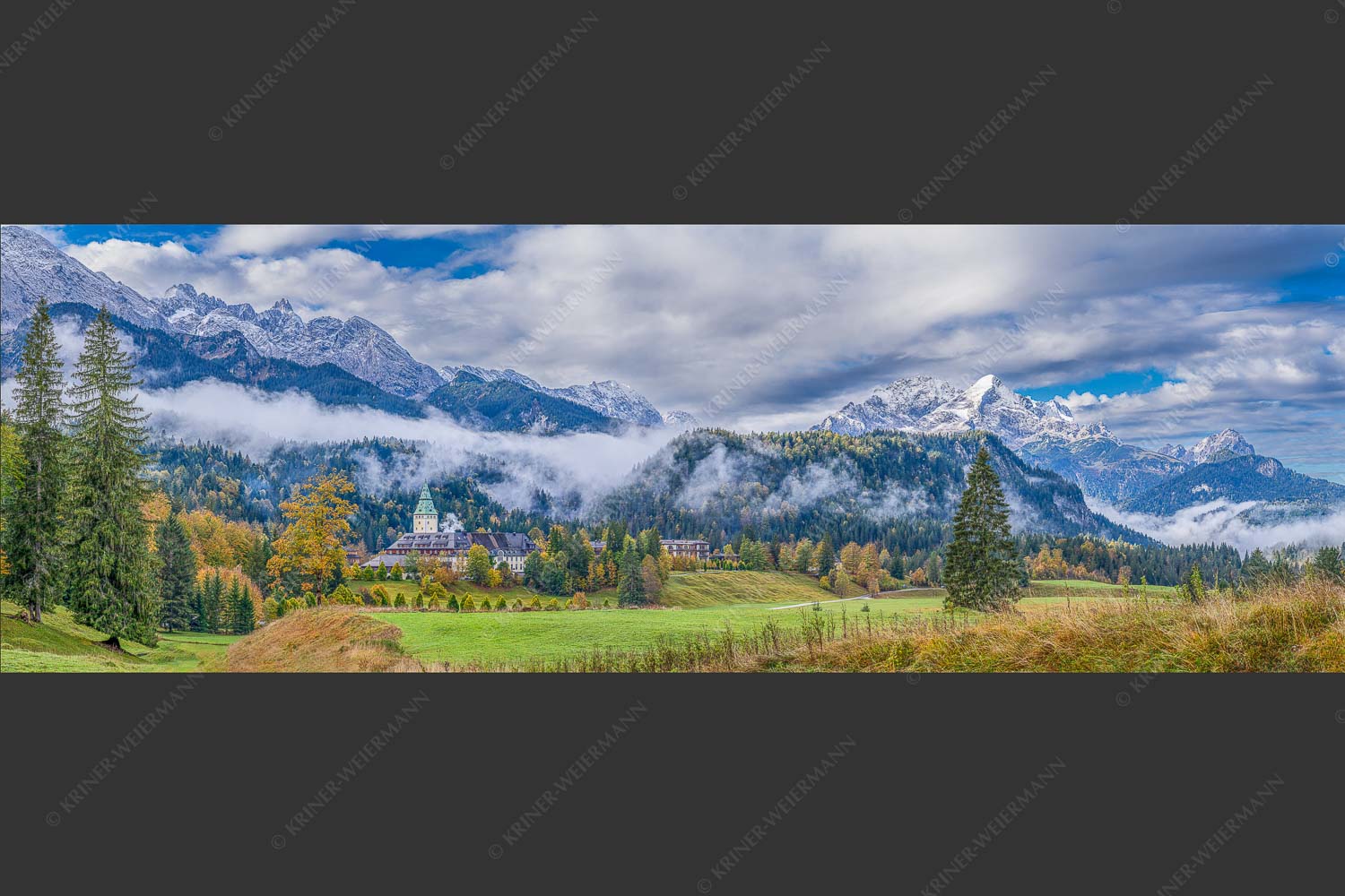Wie im Märchen liegt das Schloss, umgeben von Wald und unzähligen Gipeln - Elmau 3:1  -- Schloss Elmau im Wetterstein - mehr Infos bei www.Kriner-Weiermann.de