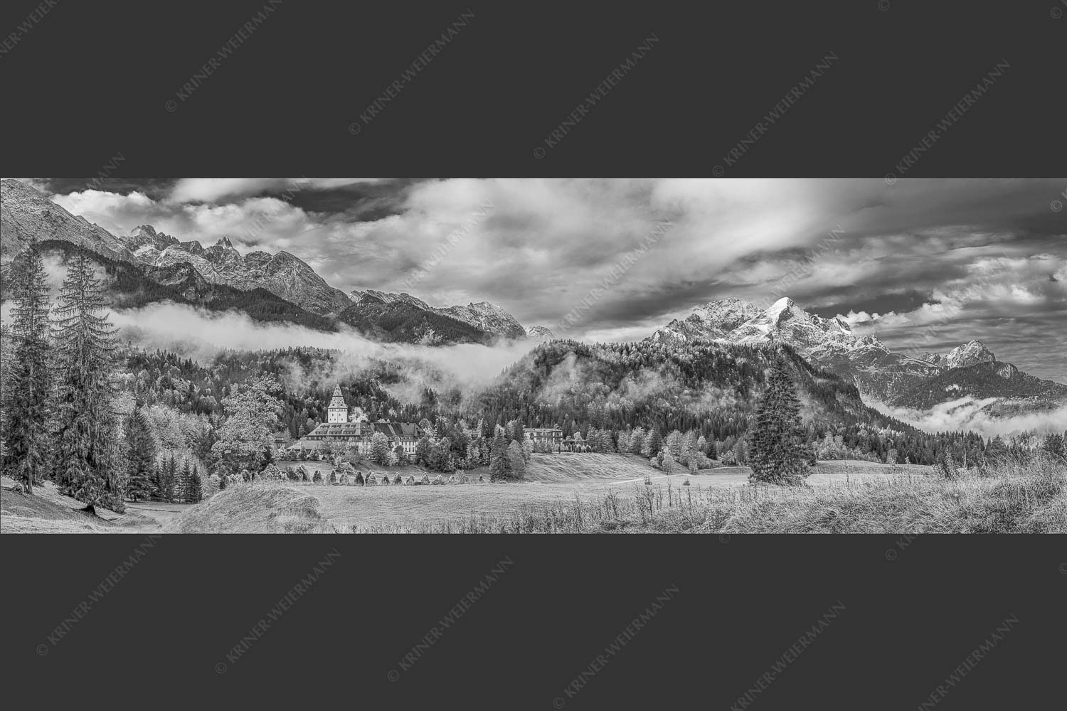Wie im Märchen liegt das Schloss, umgeben von Wald und unzähligen Gipeln - Elmau 3:1 sw -- Schloss Elmau im Wetterstein - mehr Infos bei www.Kriner-Weiermann.de