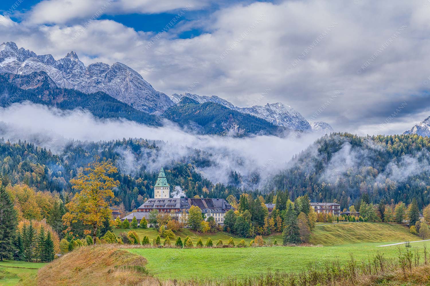 Wie im Märchen liegt das Schloss, umgeben von Wald und unzähligen Gipeln - Elmau 3:2  -- Schloss Elmau im Wetterstein - mehr Infos bei www.Kriner-Weiermann.de