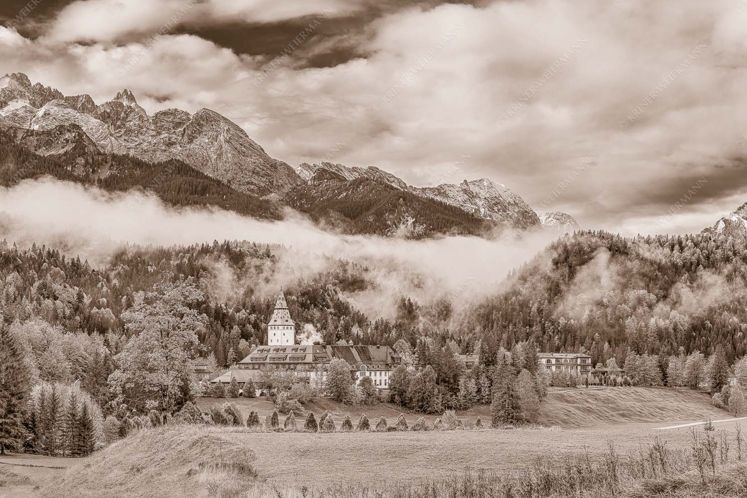 Wie im Märchen liegt das Schloss, umgeben von Wald und unzähligen Gipeln - Elmau 3:2 sepia -- Schloss Elmau im Wetterstein - mehr Infos bei www.Kriner-Weiermann.de