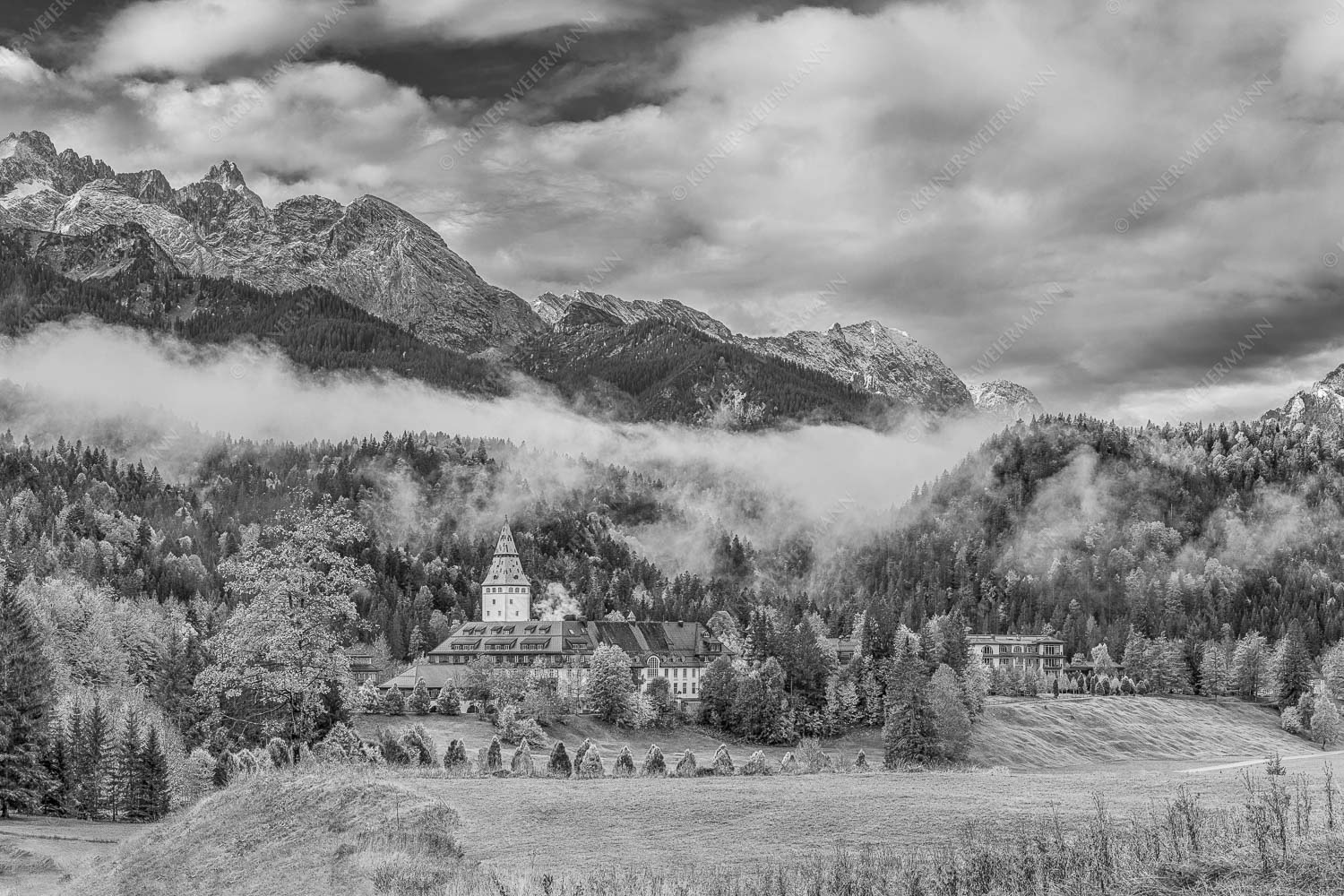 Wie im Märchen liegt das Schloss, umgeben von Wald und unzähligen Gipeln - Elmau 3:2 sw -- Schloss Elmau im Wetterstein - mehr Infos bei www.Kriner-Weiermann.de