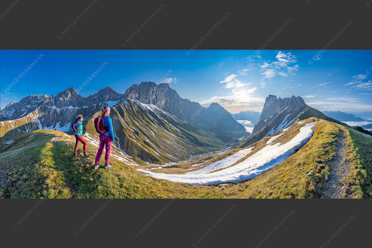 Blick durchs Puittal im Wetterstein in den Sonnenaufgang - Erlebnis Wetterstein 2,5:1  -- Wanderer am Scharnitzjoch - mehr Infos bei www.Kriner-Weiermann.de