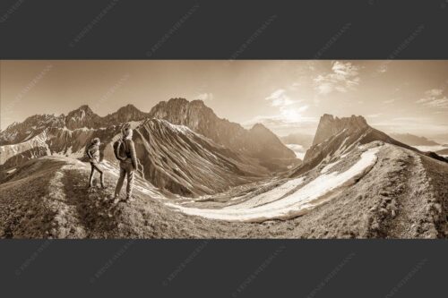 Blick durchs Puittal im Wetterstein in den Sonnenaufgang - Erlebnis Wetterstein 2,5:1 sepia -- Wanderer am Scharnitzjoch - mehr Infos bei www.Kriner-Weiermann.de