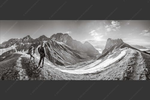 Blick durchs Puittal im Wetterstein in den Sonnenaufgang - Erlebnis Wetterstein 2,5:1 sw -- Wanderer am Scharnitzjoch - mehr Infos bei www.Kriner-Weiermann.de