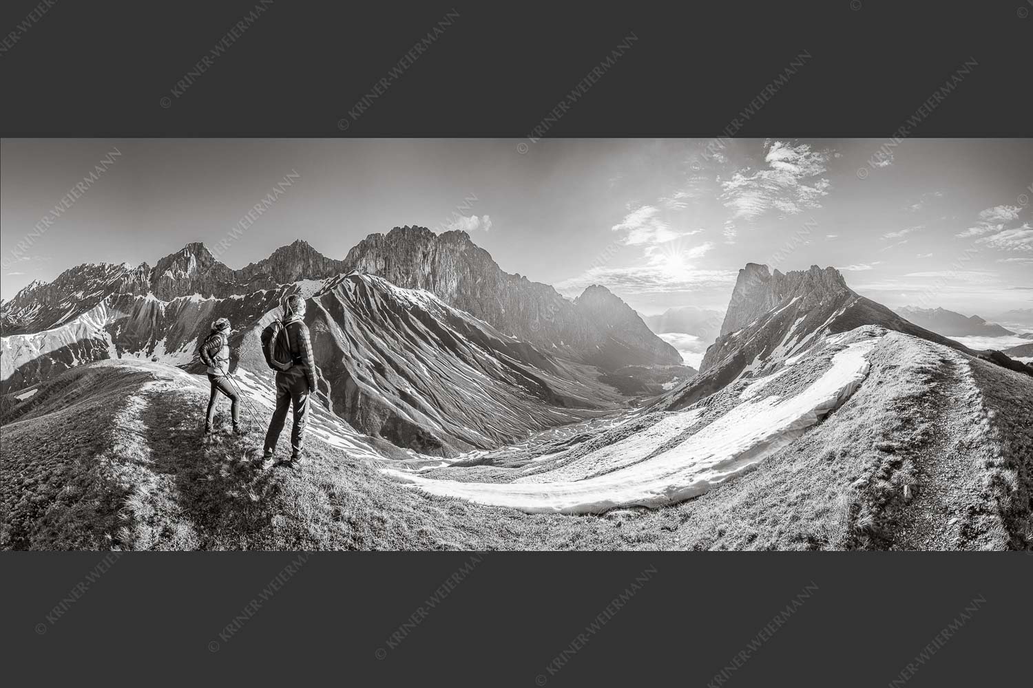 Blick durchs Puittal im Wetterstein in den Sonnenaufgang - Erlebnis Wetterstein 2,5:1 sw -- Wanderer am Scharnitzjoch - mehr Infos bei www.Kriner-Weiermann.de