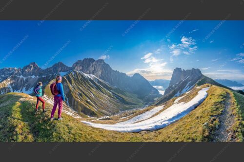 Blick durchs Puittal im Wetterstein in den Sonnenaufgang - Erlebnis Wetterstein 2:1  -- Wanderer am Scharnitzjoch - mehr Infos bei www.Kriner-Weiermann.de
