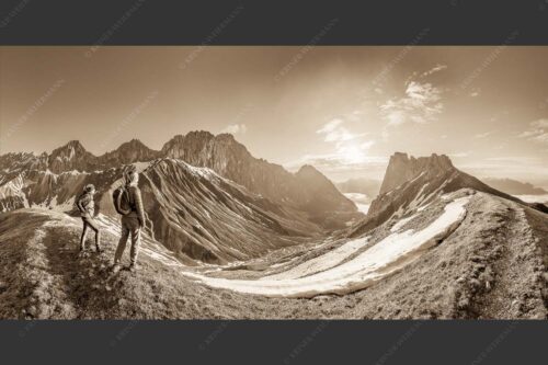 Blick durchs Puittal im Wetterstein in den Sonnenaufgang - Erlebnis Wetterstein 2:1 sepia -- Wanderer am Scharnitzjoch - mehr Infos bei www.Kriner-Weiermann.de