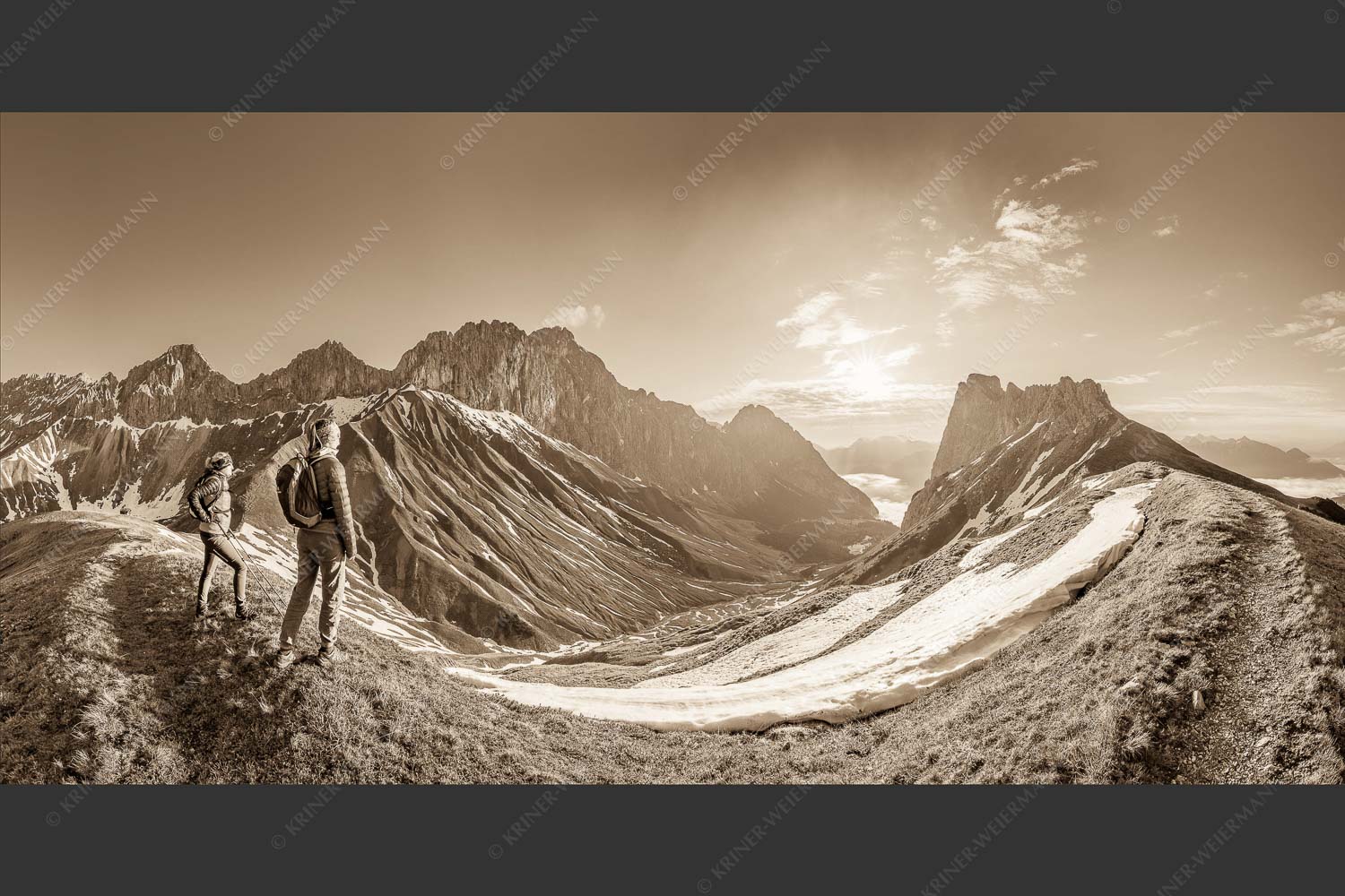 Blick durchs Puittal im Wetterstein in den Sonnenaufgang - Erlebnis Wetterstein 2:1 sepia -- Wanderer am Scharnitzjoch - mehr Infos bei www.Kriner-Weiermann.de