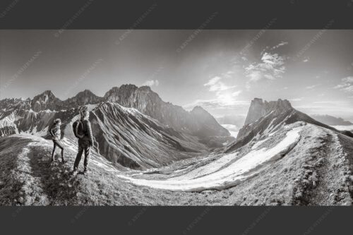 Blick durchs Puittal im Wetterstein in den Sonnenaufgang - Erlebnis Wetterstein 2:1 sw -- Wanderer am Scharnitzjoch - mehr Infos bei www.Kriner-Weiermann.de