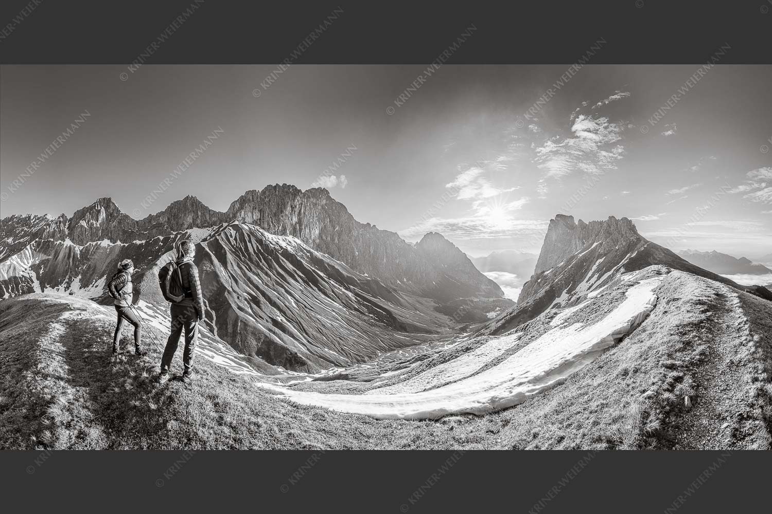 Blick durchs Puittal im Wetterstein in den Sonnenaufgang - Erlebnis Wetterstein 2:1 sw -- Wanderer am Scharnitzjoch - mehr Infos bei www.Kriner-Weiermann.de