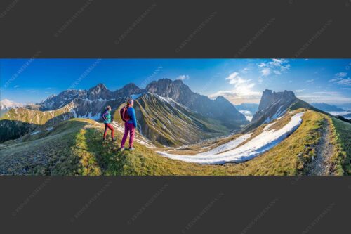 Blick durchs Puittal im Wetterstein in den Sonnenaufgang - Erlebnis Wetterstein 3:1  -- Wanderer am Scharnitzjoch - mehr Infos bei www.Kriner-Weiermann.de