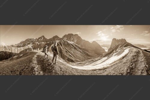 Blick durchs Puittal im Wetterstein in den Sonnenaufgang - Erlebnis Wetterstein 3:1 sepia -- Wanderer am Scharnitzjoch - mehr Infos bei www.Kriner-Weiermann.de