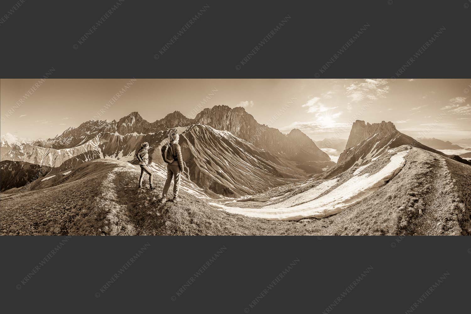 Blick durchs Puittal im Wetterstein in den Sonnenaufgang - Erlebnis Wetterstein 3:1 sepia -- Wanderer am Scharnitzjoch - mehr Infos bei www.Kriner-Weiermann.de
