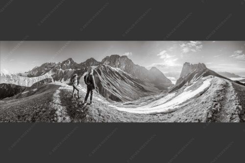 Blick durchs Puittal im Wetterstein in den Sonnenaufgang - Erlebnis Wetterstein 3:1 sw -- Wanderer am Scharnitzjoch - mehr Infos bei www.Kriner-Weiermann.de