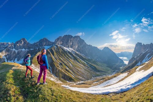 Blick durchs Puittal im Wetterstein in den Sonnenaufgang - Erlebnis Wetterstein 3:2  -- Wanderer am Scharnitzjoch - mehr Infos bei www.Kriner-Weiermann.de