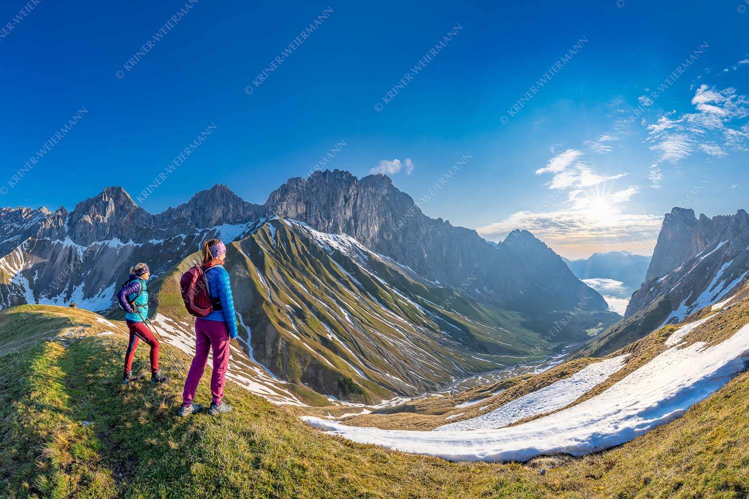 Blick durchs Puittal im Wetterstein in den Sonnenaufgang - Erlebnis Wetterstein 3:2 -- Wanderer am Scharnitzjoch - mehr Infos bei www.Kriner-Weiermann.de