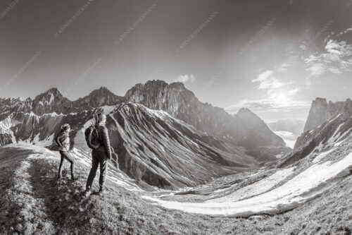 Blick durchs Puittal im Wetterstein in den Sonnenaufgang - Erlebnis Wetterstein 3:2 sw -- Wanderer am Scharnitzjoch - mehr Infos bei www.Kriner-Weiermann.de