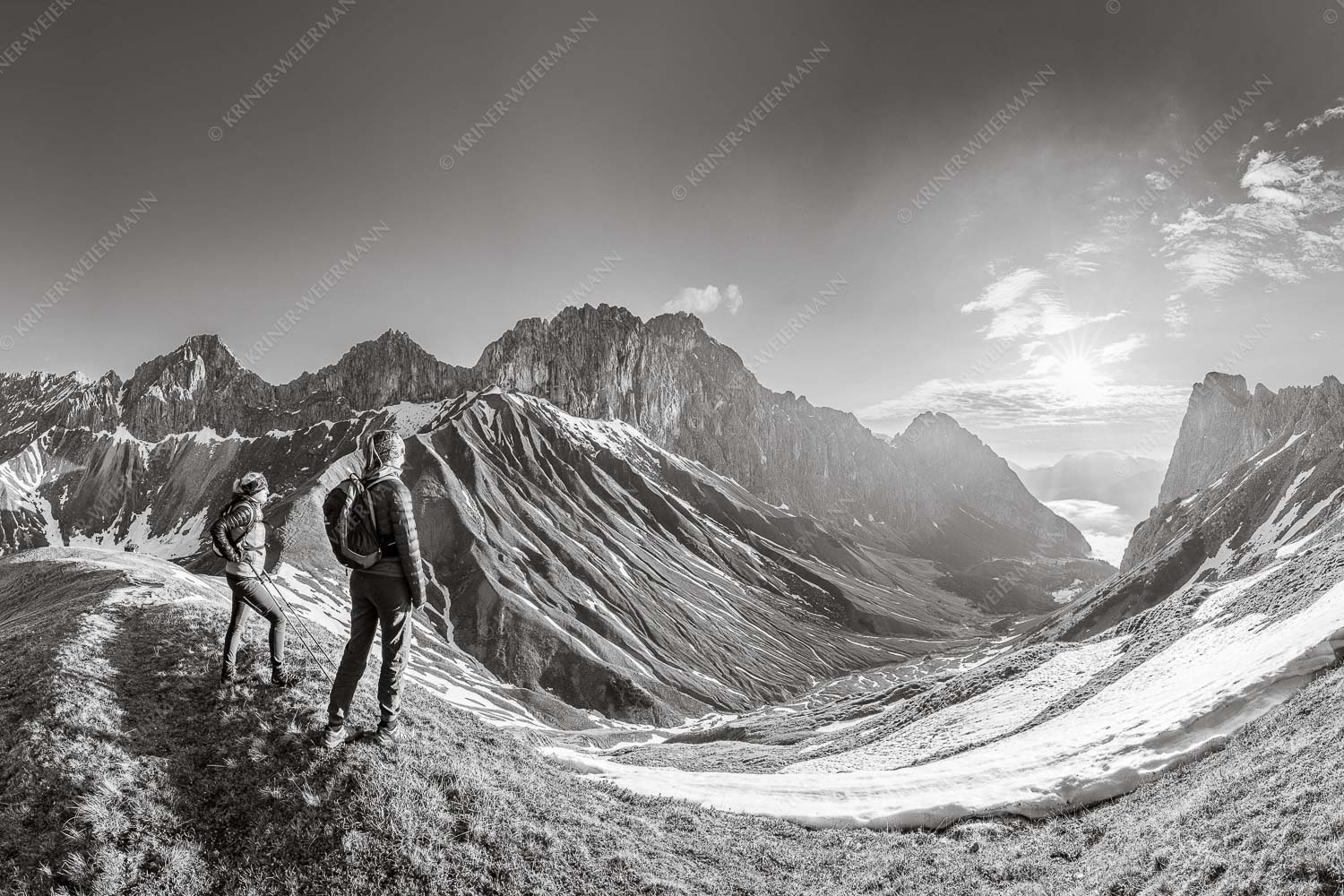 Blick durchs Puittal im Wetterstein in den Sonnenaufgang - Erlebnis Wetterstein 3:2 sw -- Wanderer am Scharnitzjoch - mehr Infos bei www.Kriner-Weiermann.de
