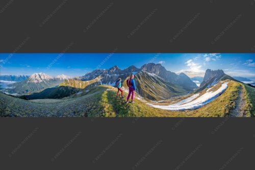 Blick durchs Puittal im Wetterstein in den Sonnenaufgang - Erlebnis Wetterstein 4:1  -- Wanderer am Scharnitzjoch - mehr Infos bei www.Kriner-Weiermann.de