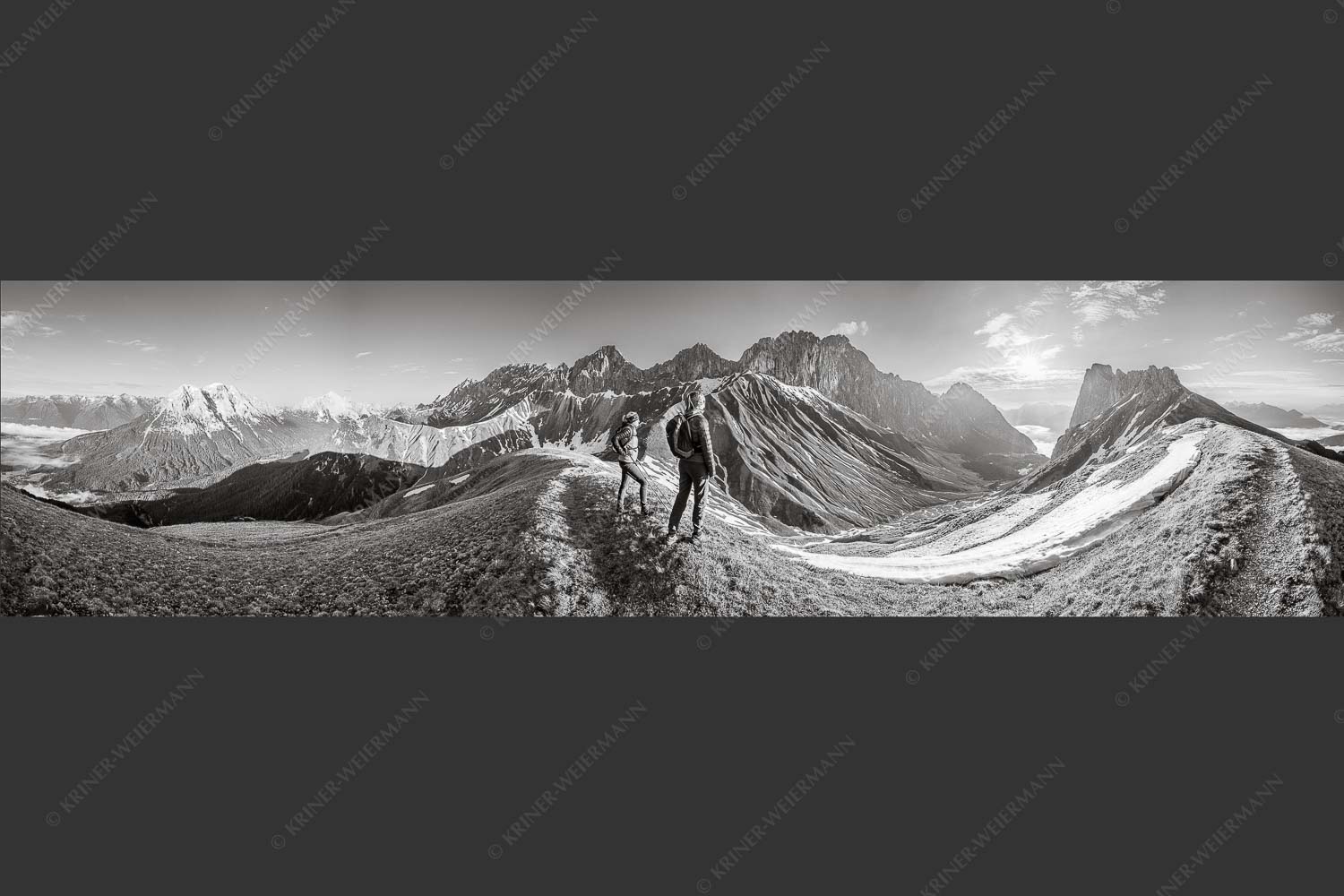 Blick durchs Puittal im Wetterstein in den Sonnenaufgang - Erlebnis Wetterstein 4:1 sw -- Wanderer am Scharnitzjoch - mehr Infos bei www.Kriner-Weiermann.de