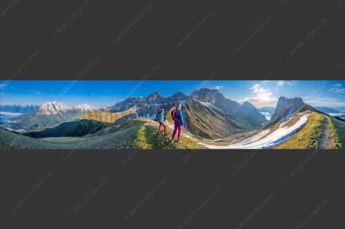 Blick durchs Puittal im Wetterstein in den Sonnenaufgang - Erlebnis Wetterstein 5:1  -- Wanderer am Scharnitzjoch - mehr Infos bei www.Kriner-Weiermann.de