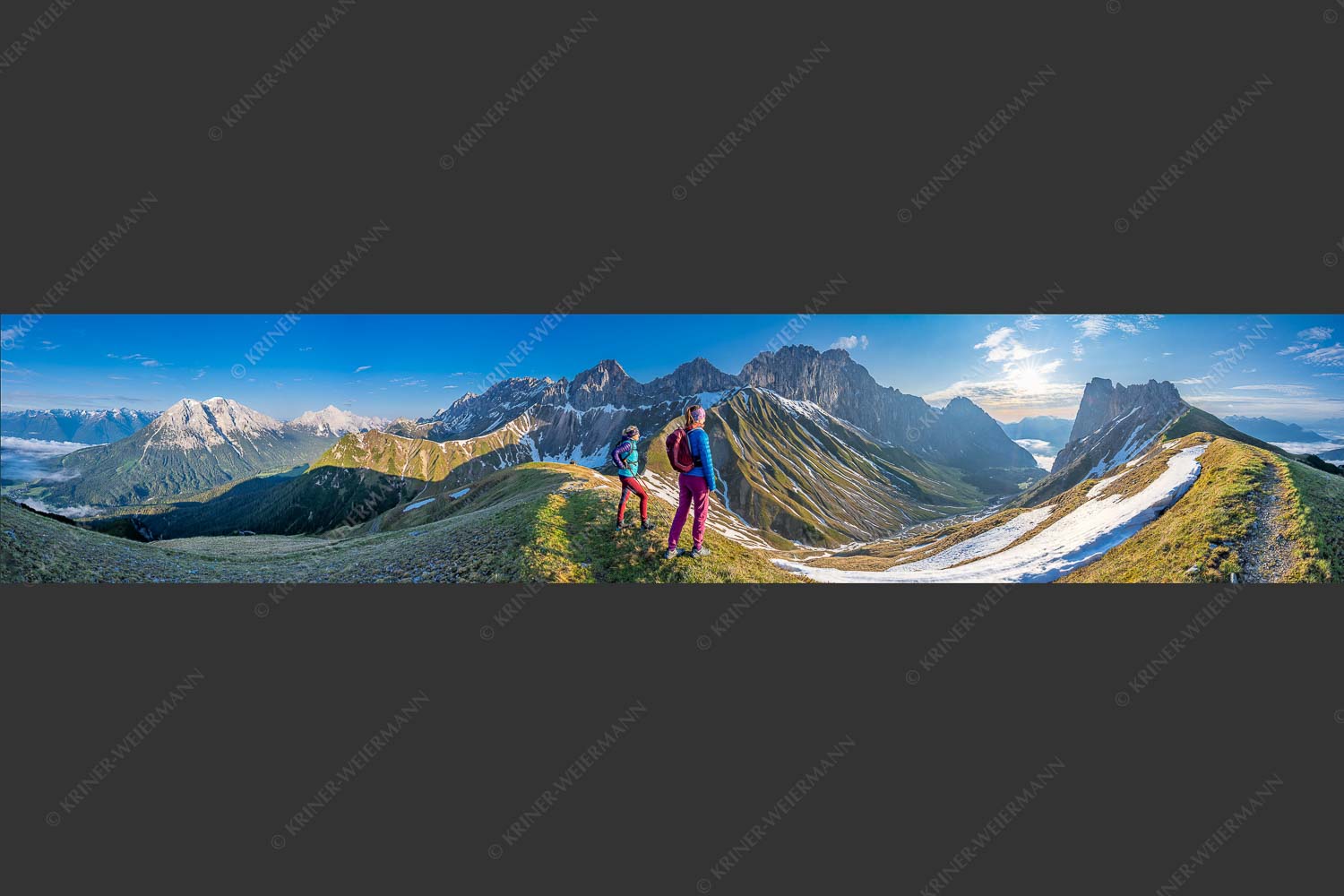 Blick durchs Puittal im Wetterstein in den Sonnenaufgang - Erlebnis Wetterstein 5:1  -- Wanderer am Scharnitzjoch - mehr Infos bei www.Kriner-Weiermann.de