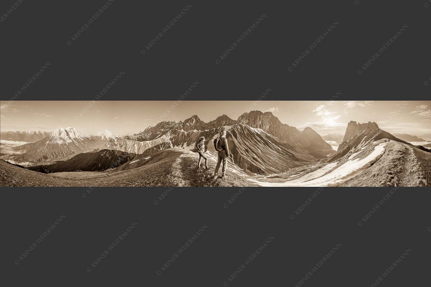 Blick durchs Puittal im Wetterstein in den Sonnenaufgang - Erlebnis Wetterstein 5:1 sepia -- Wanderer am Scharnitzjoch - mehr Infos bei www.Kriner-Weiermann.de