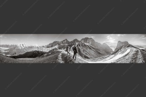Blick durchs Puittal im Wetterstein in den Sonnenaufgang - Erlebnis Wetterstein 5:1 sw -- Wanderer am Scharnitzjoch - mehr Infos bei www.Kriner-Weiermann.de