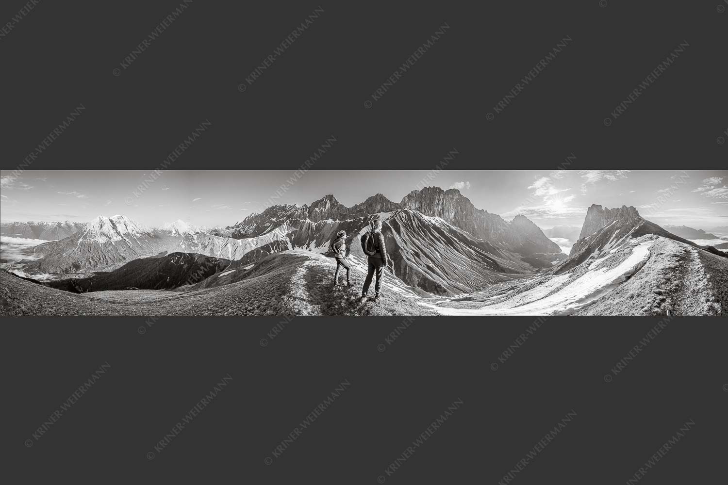 Blick durchs Puittal im Wetterstein in den Sonnenaufgang - Erlebnis Wetterstein 5:1 sw -- Wanderer am Scharnitzjoch - mehr Infos bei www.Kriner-Weiermann.de