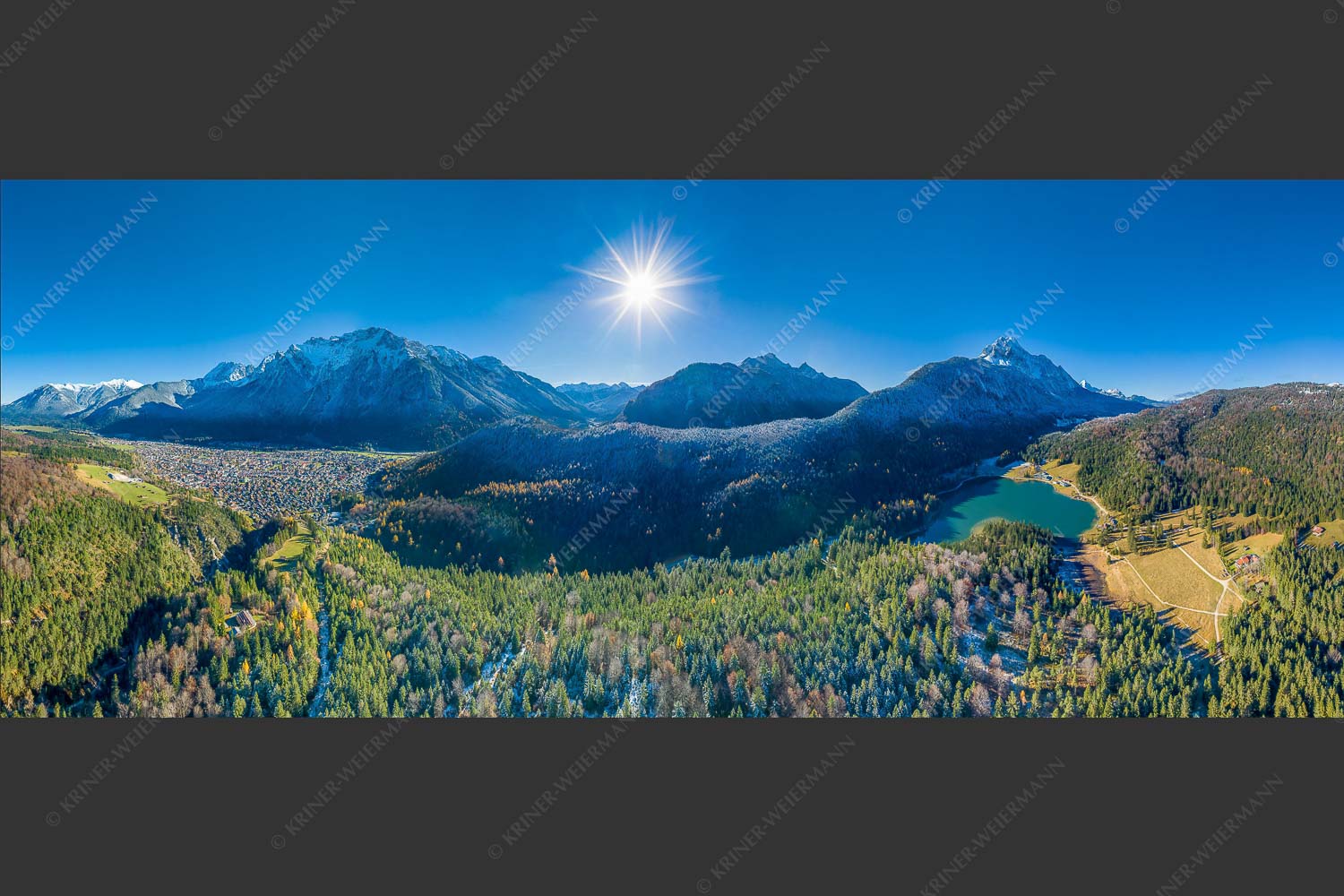 Blick auf Mittenwald am Karwendel und dem Lautersee am Wetterstein - Erstes Weiss 2,5:1  -- Mittenwald und Lautersee - mehr Infos bei www.Kriner-Weiermann.de