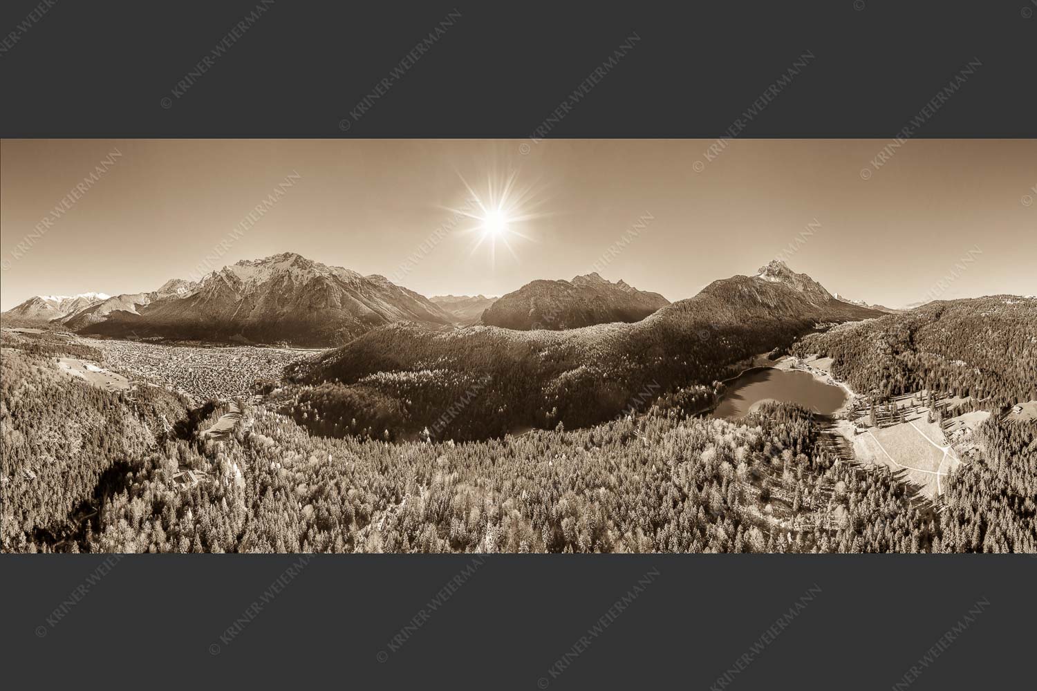 Blick auf Mittenwald am Karwendel und dem Lautersee am Wetterstein - Erstes Weiss 2,5:1 sepia -- Mittenwald und Lautersee - mehr Infos bei www.Kriner-Weiermann.de