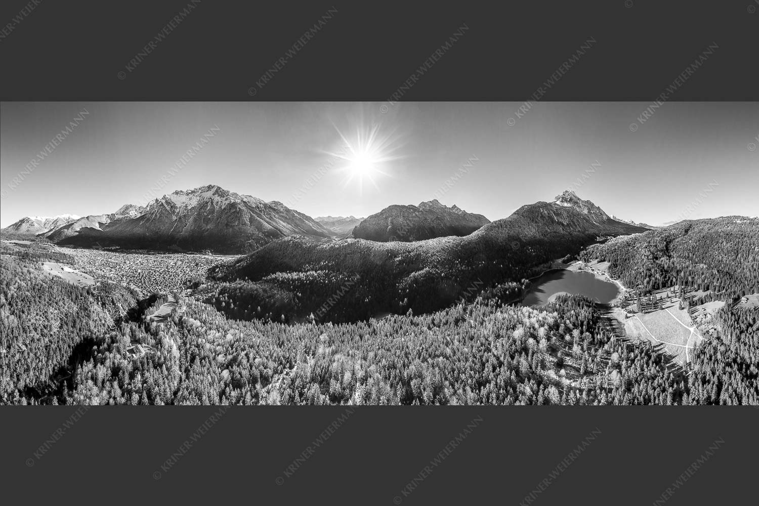 Blick auf Mittenwald am Karwendel und dem Lautersee am Wetterstein - Erstes Weiss 2,5:1 sw -- Mittenwald und Lautersee - mehr Infos bei www.Kriner-Weiermann.de