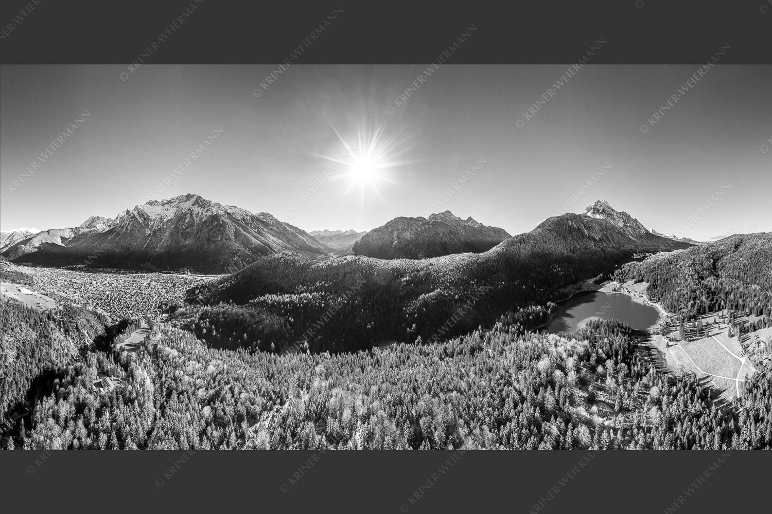 Blick auf Mittenwald am Karwendel und dem Lautersee am Wetterstein - Erstes Weiss 2:1 sw -- Mittenwald und Lautersee - mehr Infos bei www.Kriner-Weiermann.de