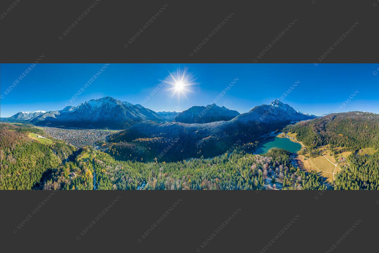Blick auf Mittenwald am Karwendel und dem Lautersee am Wetterstein - Erstes Weiss 3:1  -- Mittenwald und Lautersee - mehr Infos bei www.Kriner-Weiermann.de